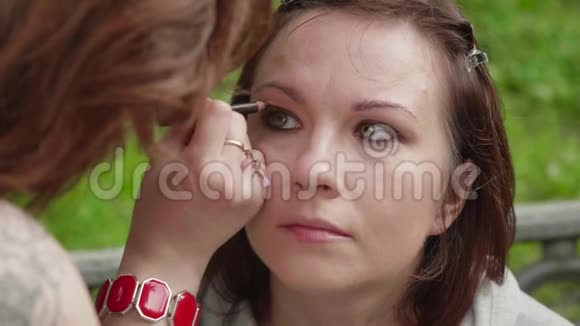 化妆师在拍照前给女孩脸上涂上烟熏眼妆视频的预览图