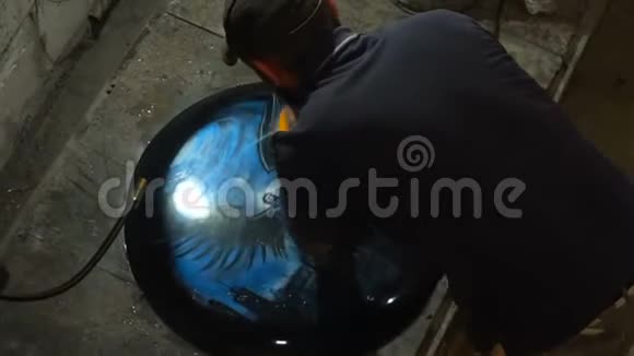 油漆工为备用轮胎擦亮塑料盖视频的预览图