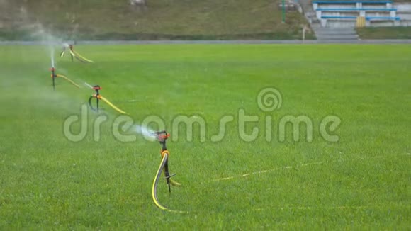 花园喷灌浇灌草坪多云视频的预览图