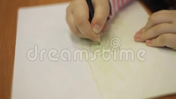 一个男孩用铅笔用打字机画一幅画视频的预览图