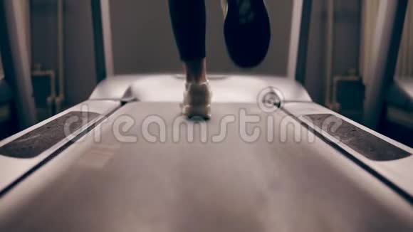 女性在跑步机上慢跑室内录像视频的预览图