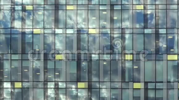 云彩从现代建筑的玻璃中掠过视频的预览图