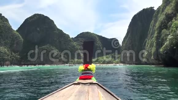 传统的木制长尾船进入泰国安达曼海菲菲群岛的玛雅湾视频的预览图