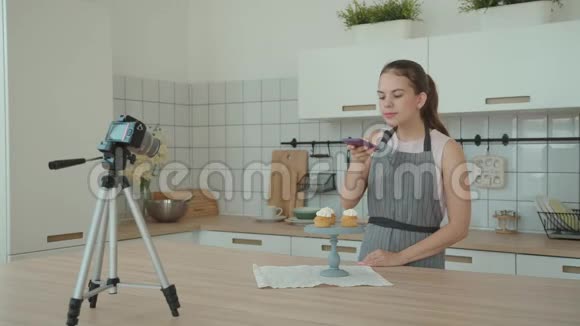 家庭主妇煮蛋糕放在架子上拍照视频的预览图