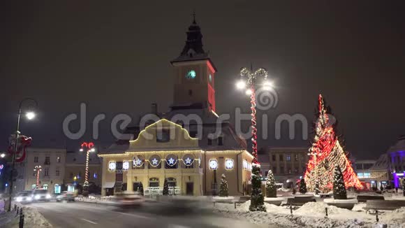 罗马尼亚特兰西瓦尼亚圣诞冬季故事城timelapse布拉索夫市中心汽车和人群快速行驶视频的预览图