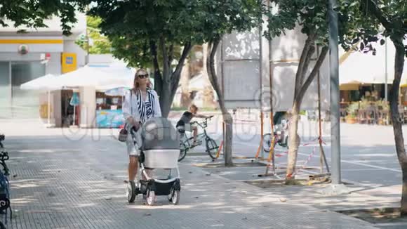 女人在散步时自拍和婴儿照片视频的预览图