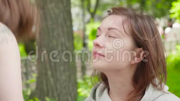 化妆师在摄影前女孩的脸做纯色视频的预览图
