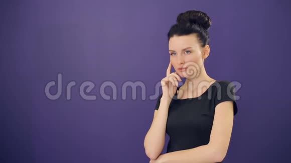 紫丁香背景的女人视频的预览图
