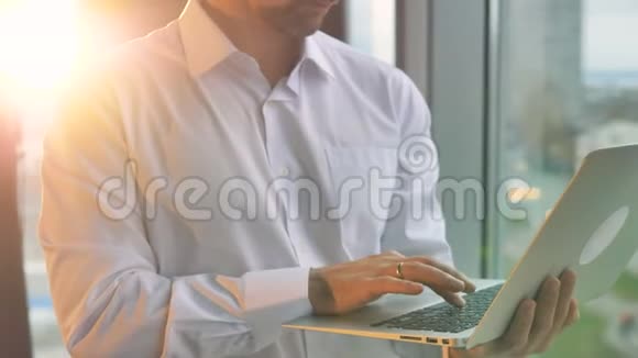 一个商人的手在笔记本电脑上打字视频的预览图