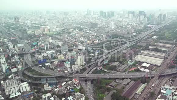曼谷交叉口和建筑物鸟瞰全景图视频的预览图