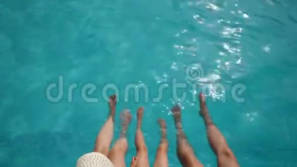 孩子和父母在蓝色的水里玩耍快乐的夏天视频的预览图