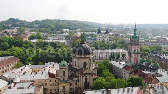 春天的欧洲城市城市人口稠密的地区古镇全景旧的空中屋顶和街道视频的预览图