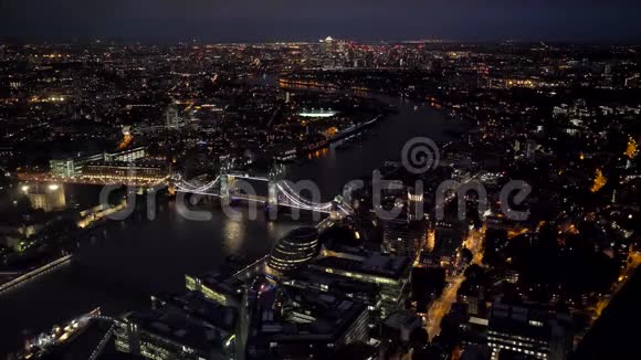 高空俯视广角夜景伦敦城和塔桥全景视频的预览图