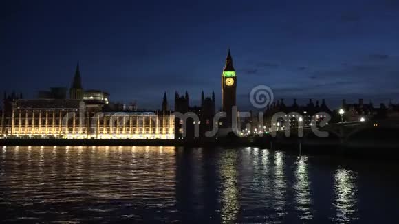 伦敦议会威斯敏斯特宫大本钟钟楼和威斯敏斯特大桥在泰晤士河泰晤士河上反映视频的预览图