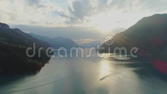 瑞士日落布鲁宁蓝山湖欧洲自然无人机飞行视频的预览图