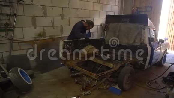 修理前拆卸生锈汽车的部件视频的预览图