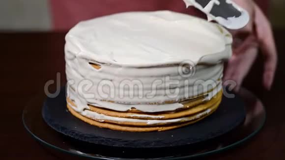 蜂蜜蛋糕抹奶油甜蜜的家庭分层蜂蜜蛋糕视频的预览图