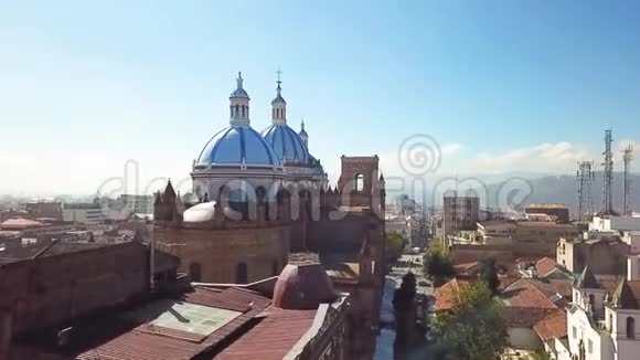 乘坐飞机飞越厄瓜多尔新大教堂视频的预览图