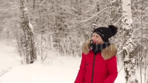 女孩在雪地公园和一个男人玩雪球视频的预览图