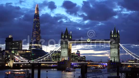 伦敦塔桥和日落时分的碎片蓝黑多云的天空闪电般的建筑物船只经过神奇的小镇视频的预览图