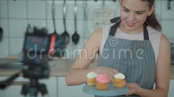 女人煮蛋糕拍照在博客上发表文章视频的预览图