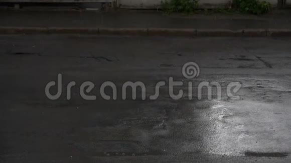汽车在雨天缓慢行驶在道路上视频的预览图