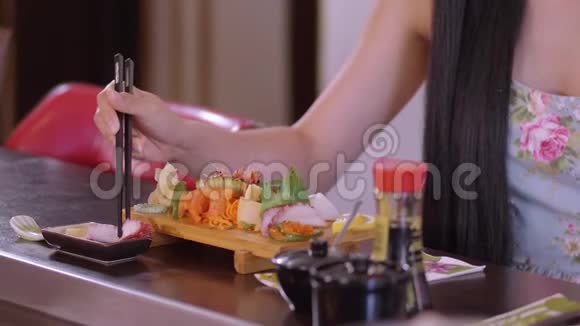 年轻的亚洲女孩吃寿司视频的预览图