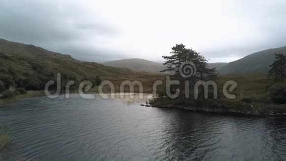 Beara半岛奇妙湖空中无人机镜头视频的预览图