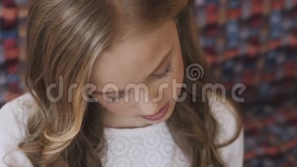 幸福的年轻女孩在镜头前纠正头发和微笑的肖像视频的预览图
