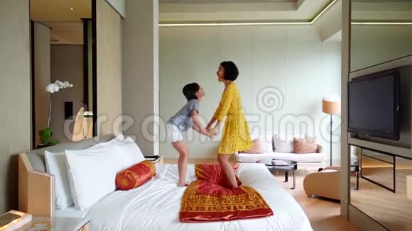 女人和女儿在床上跳视频的预览图
