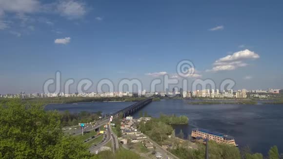 俯瞰城市鸟飞汽车树木桥梁河流视频的预览图