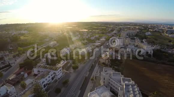 旅游巴士沿度假城镇道路行驶可鸟瞰塞浦路斯城市街道视频的预览图