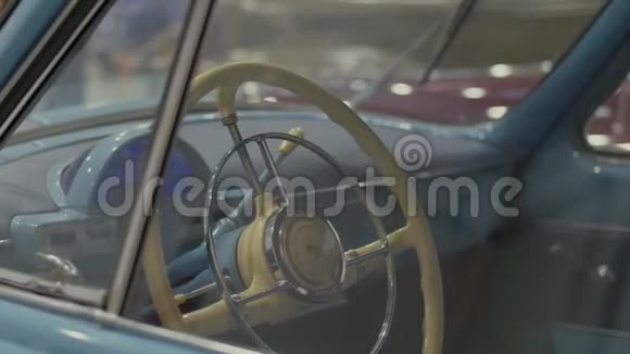 蓝色复古车的车轮视频的预览图