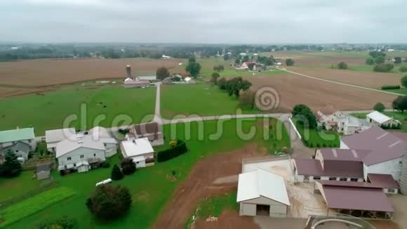 无人机鸟瞰阿米什农场和阿米什星期日会议视频的预览图