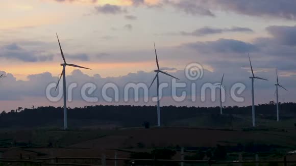 时间推移风力涡轮机农场剪影日落景观景观产生清洁能源电力视频的预览图
