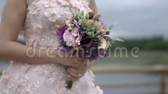 婚纱与鲜花慢动作视频的预览图