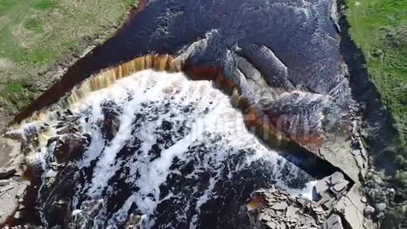 托斯纳河上的GertovskiyTosnensky瀑布俯视图俄罗斯列宁格勒地区视频的预览图