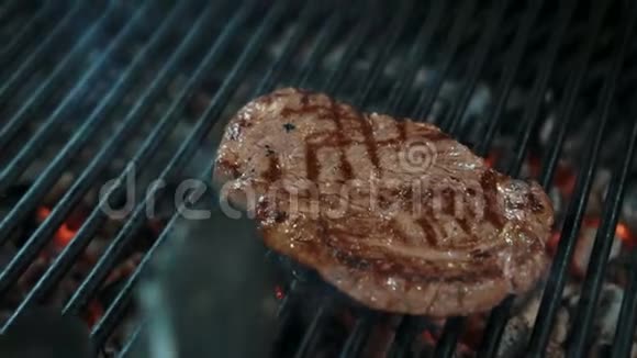 牛肉牛排的特写镜头这是从餐厅的烧烤慢动作视频的预览图