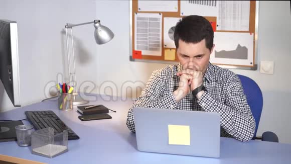 办公室经理使用笔记本电脑穿着便装的白人男人用笔记本电脑视频的预览图