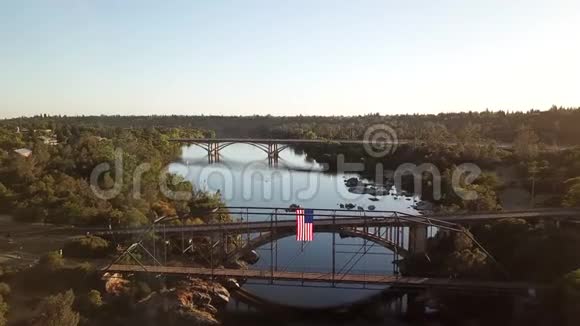 从无人驾驶飞机飞过河流和拱门bridgeCaliforniaUSA空中俯瞰视频的预览图