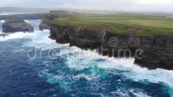 沿着爱尔兰西海岸的悬崖惊人的飞行视频的预览图