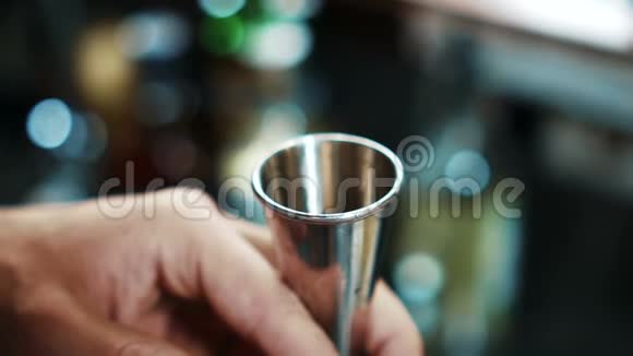 男酒精正往钢玻璃上浇酒动作缓慢视频的预览图