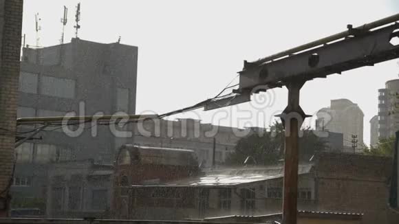 在雨中缓慢运动的工业建筑视频的预览图