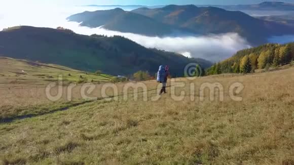 一个带背包的游客在喀尔巴阡山旅行视频的预览图