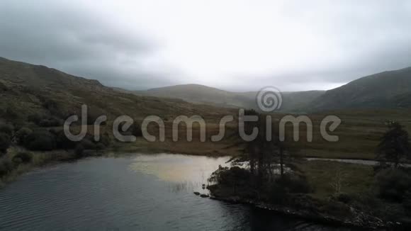 鸟瞰爱尔兰一个美妙浪漫的湖泊视频的预览图