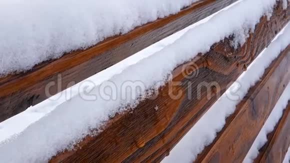 白雪覆盖的装饰公园里的木制长凳视频的预览图