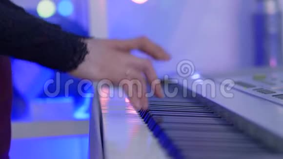 室内乐器演奏钢琴手视频的预览图