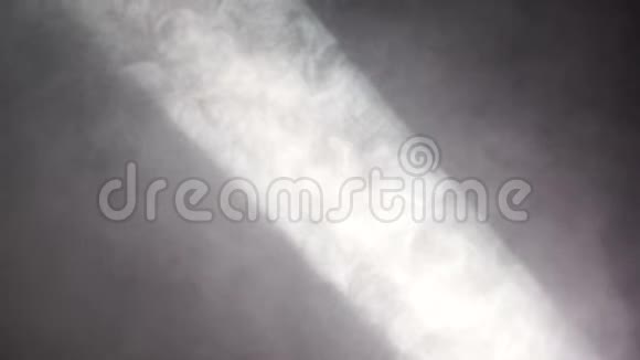 露天迪斯科舞厅聚会上沙发上的聚光灯发出浓烟视频的预览图