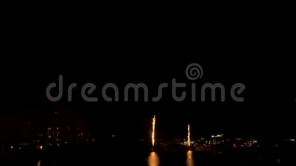 城市之夜的烟火视频的预览图