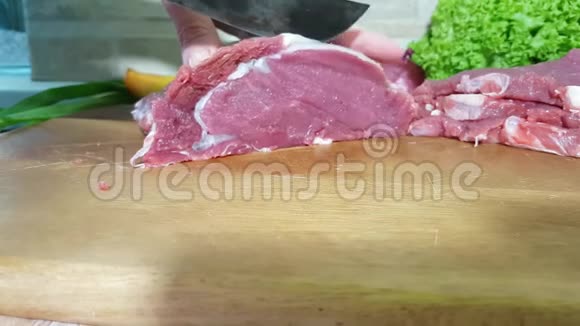 男人厨房里用手切生肉视频的预览图